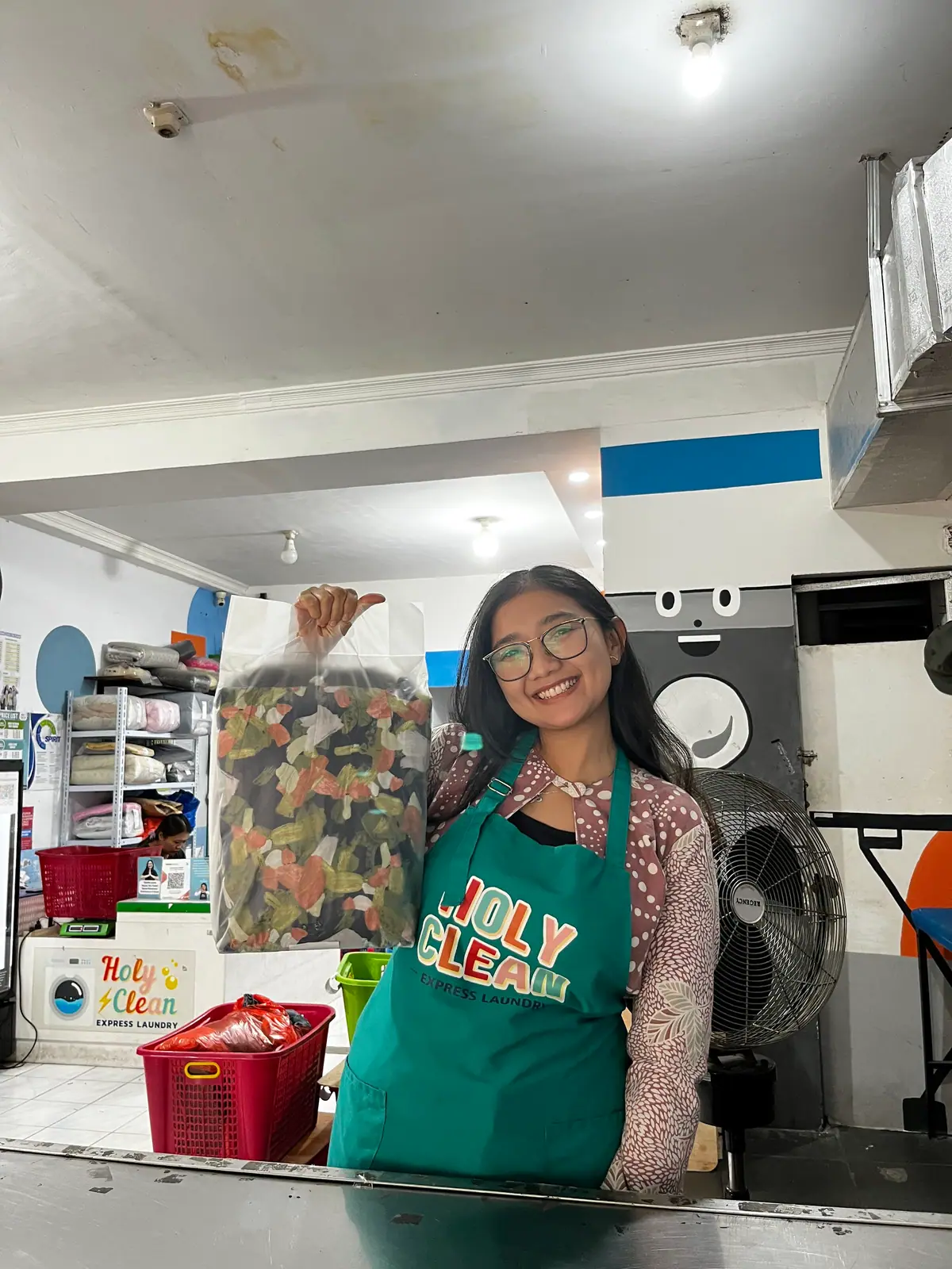 Staf Holyclean menunjukkan cucian bersih yang sudah dikemas